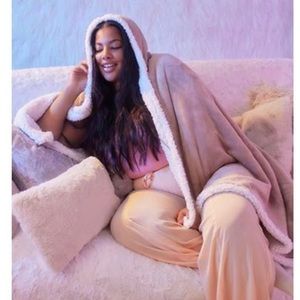 Sherpa hoodie throw from FFF FabFitFun new sealed